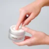 Cellvane Core Revital Cream uygulaması parmakla krem alımı