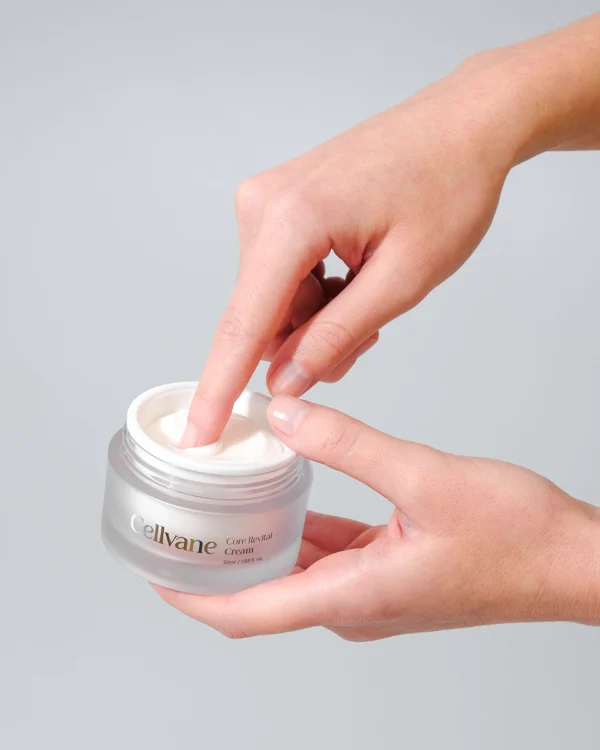Cellvane Core Revital Cream uygulaması parmakla krem alımı