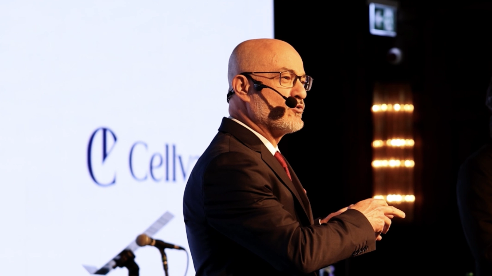 Prof. Dr. Zekayi Kutlubay, Cellvane lansman etkinliğinde PDRN molekülünün mucizelerini anlatıyor